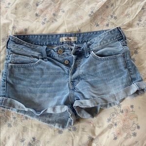 Hollister women’s 27 light wash jean shorts